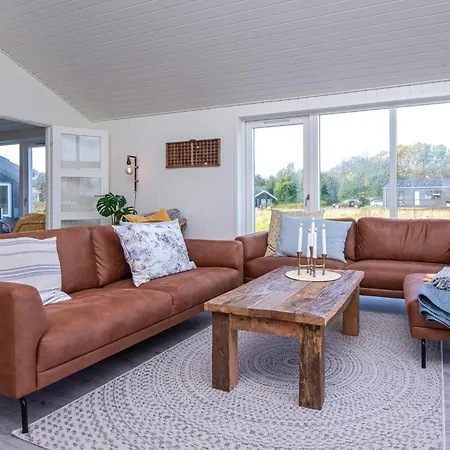 Stylish Lakeview Retreat-by Traum Ansager