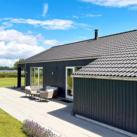 Stylish Lakeview Retreat-by Traum *