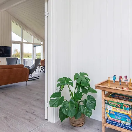 Stylish Lakeview Retreat-by Traum *