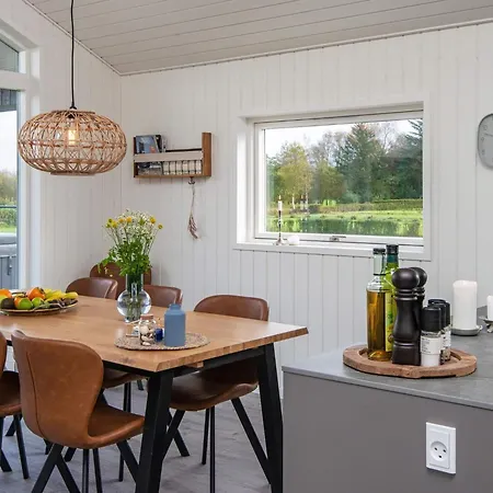 Stylish Lakeview Retreat-by Traum Ansager